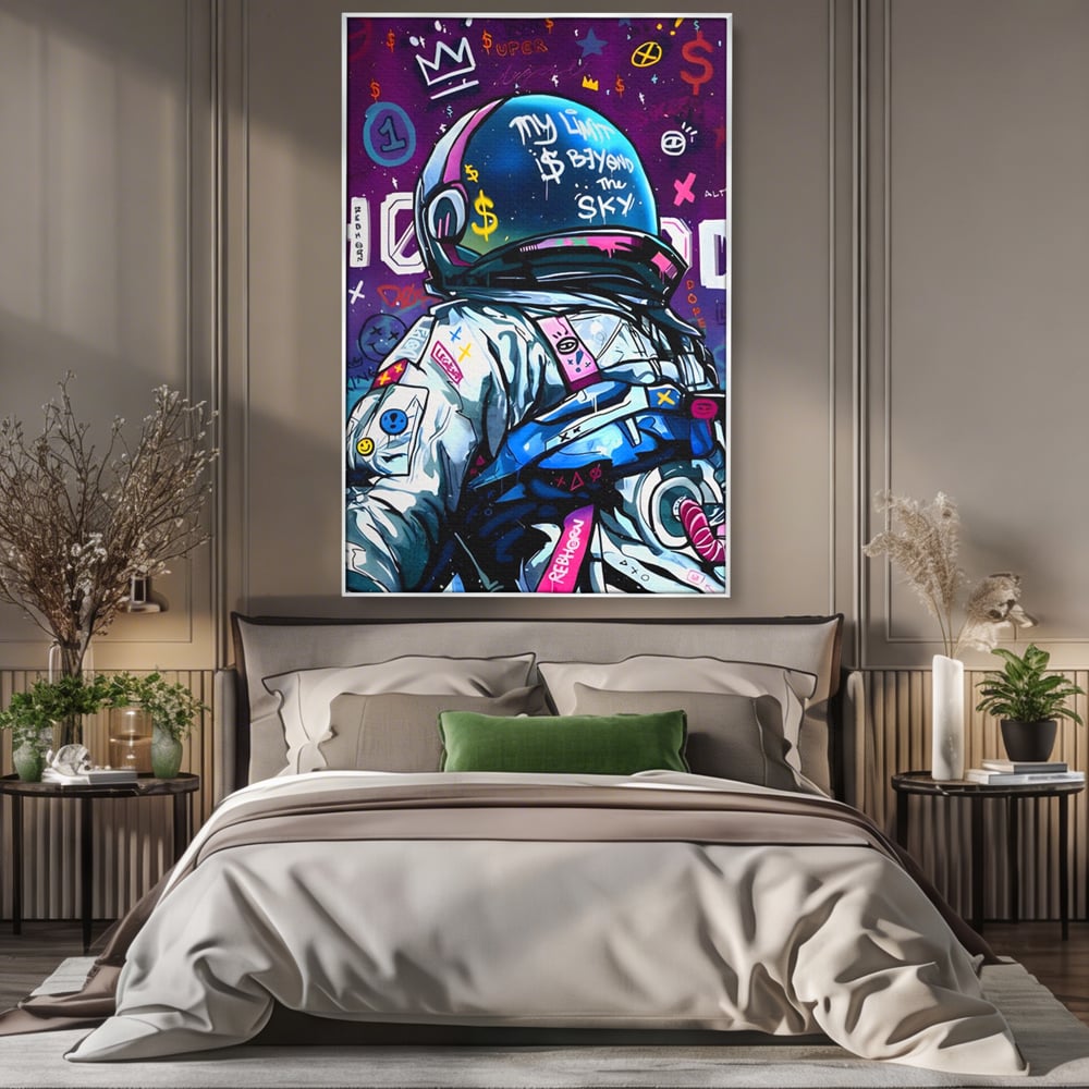 Tablou canvas cu tablou canvas cu astronaut graffiti, in rama de aluminiu argintiu, pe perete intr-un dormitor